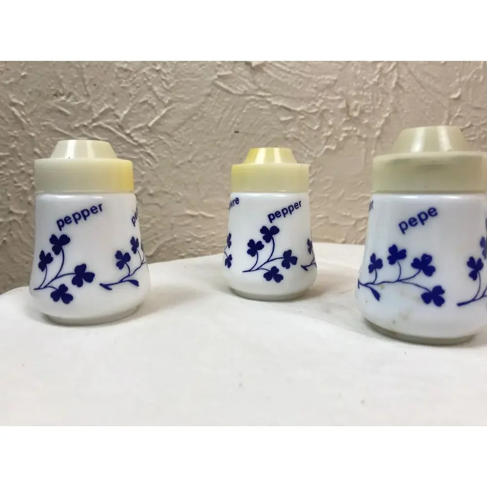 Vintage Italy White Blue‎ Clover Milk Glass Shakers Salt Pepper Pepe Sel Poivre
